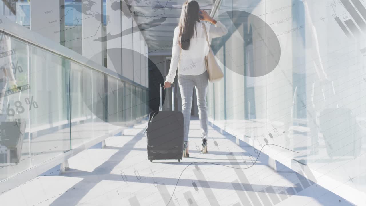 animación del procesamiento de datos financieros sobre una mujer de negocios biracial en el aeropuerto.