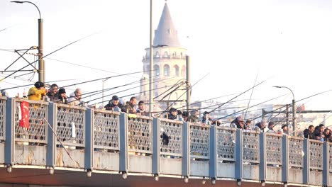 personas pescando desde el puente de galata, estambul