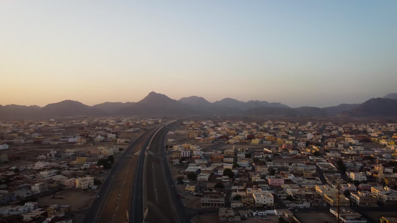 Binario del treno ad alta velocità su un piccolo centro abitato fuori Gedda fino alla città di La Mecca