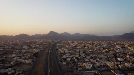 Vía-De-Tren-De-Alta-Velocidad-Sobre-Un-Pequeño-Pueblo-A-Las-Afueras-De-La-Ciudad-De-Jeddah-Hasta-La-Ciudad-De-La-Meca