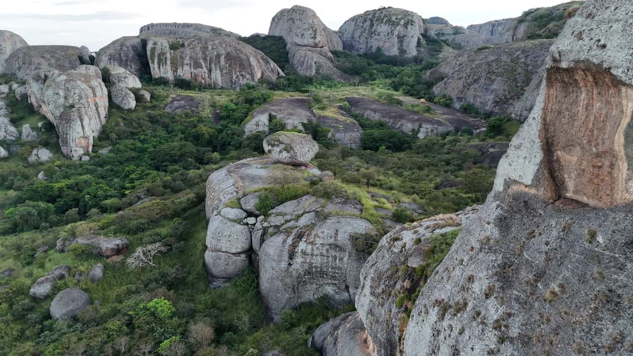Afrika, Angola, Malanje’nin yeşil ovalarından çarpıcı bir şekilde yükselen, Pedras Negras (Siyah Kayalar) olarak bilinen devasa taş monolitlerin sinematik drone görüntüsü, Havadan