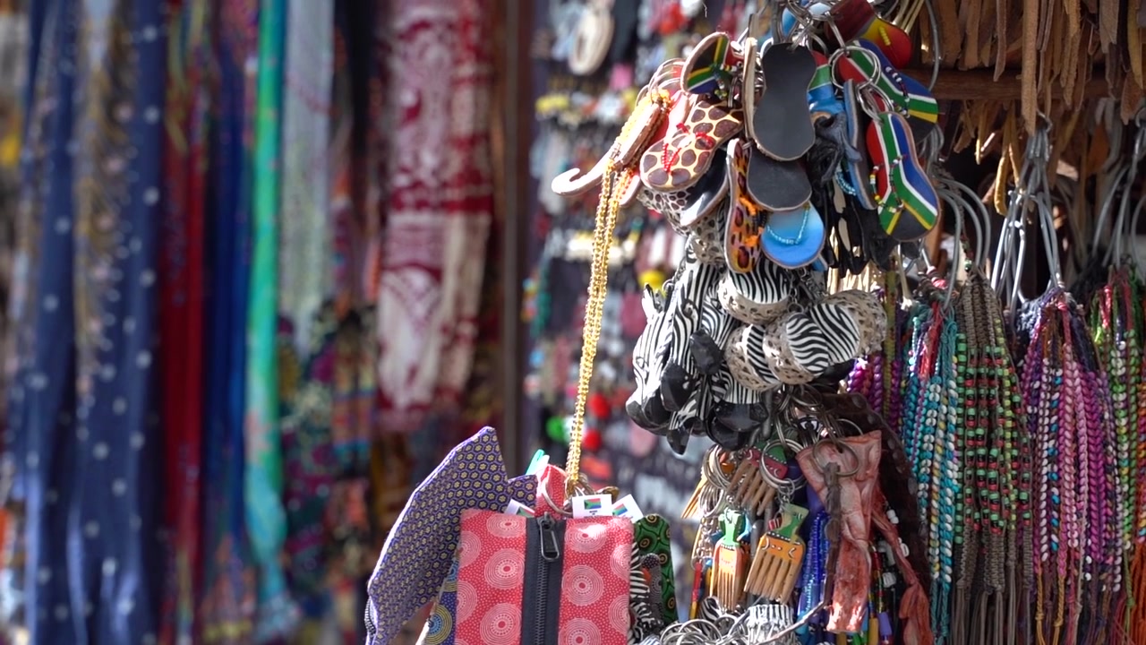 Perline africane - portachiavi in un mercato africano a Città del Capo, Sudafrica.