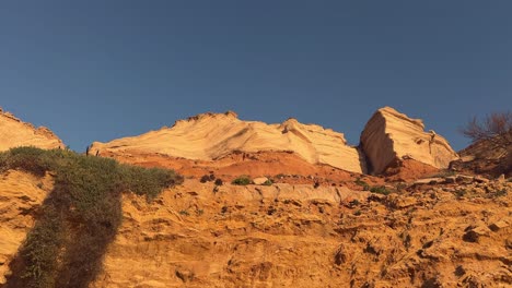 Camiones-Dejados-En-Acantilados-Soleados-Y-Vegetación-Al-Atardecer