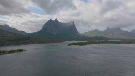 Vista-Panorámica-Del-Monte-Stortinden-Con-Fiordo-Idílico