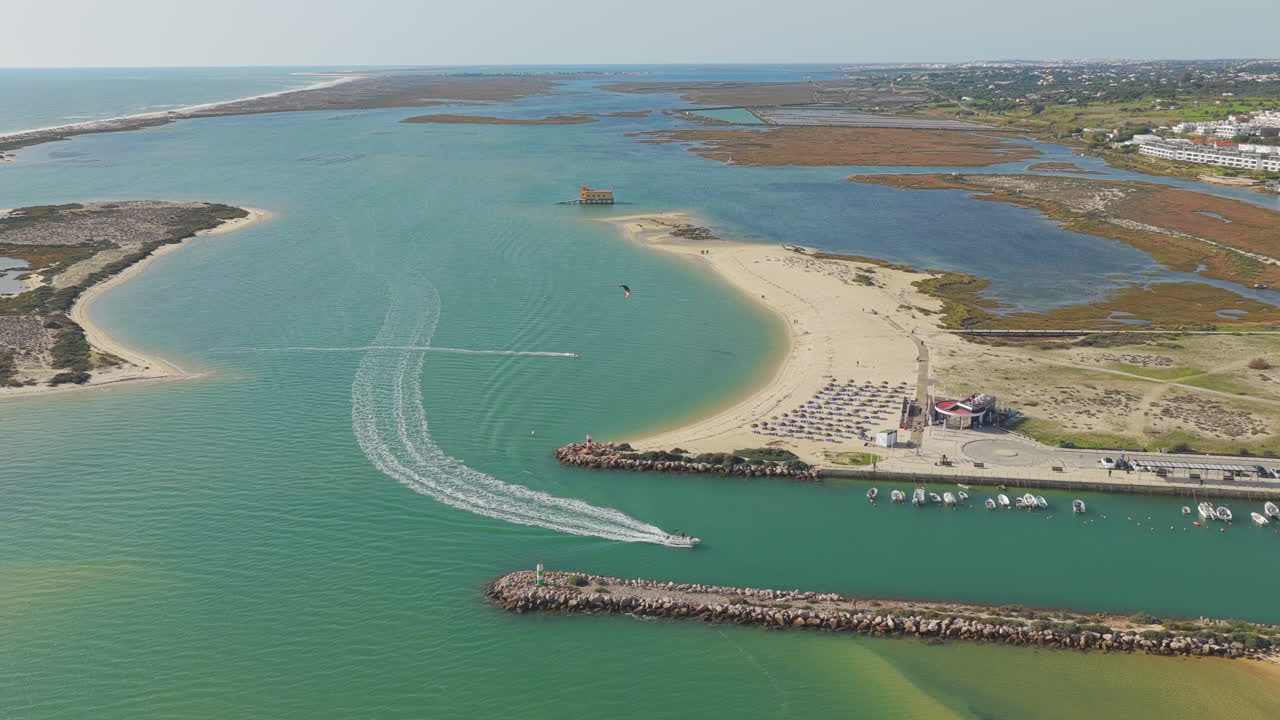 Vista aerea della spiaggia di Fuseta e dell'insenatura di Ria Formosa con scia di una barca