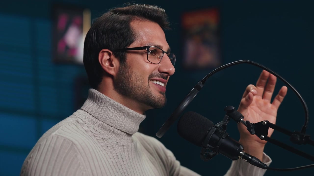 Giovane uomo che parla al microfono in uno studio di registrazione