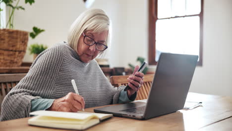 Senior,-Mujer-Y-Escritura-Con-Teléfono-Inteligente