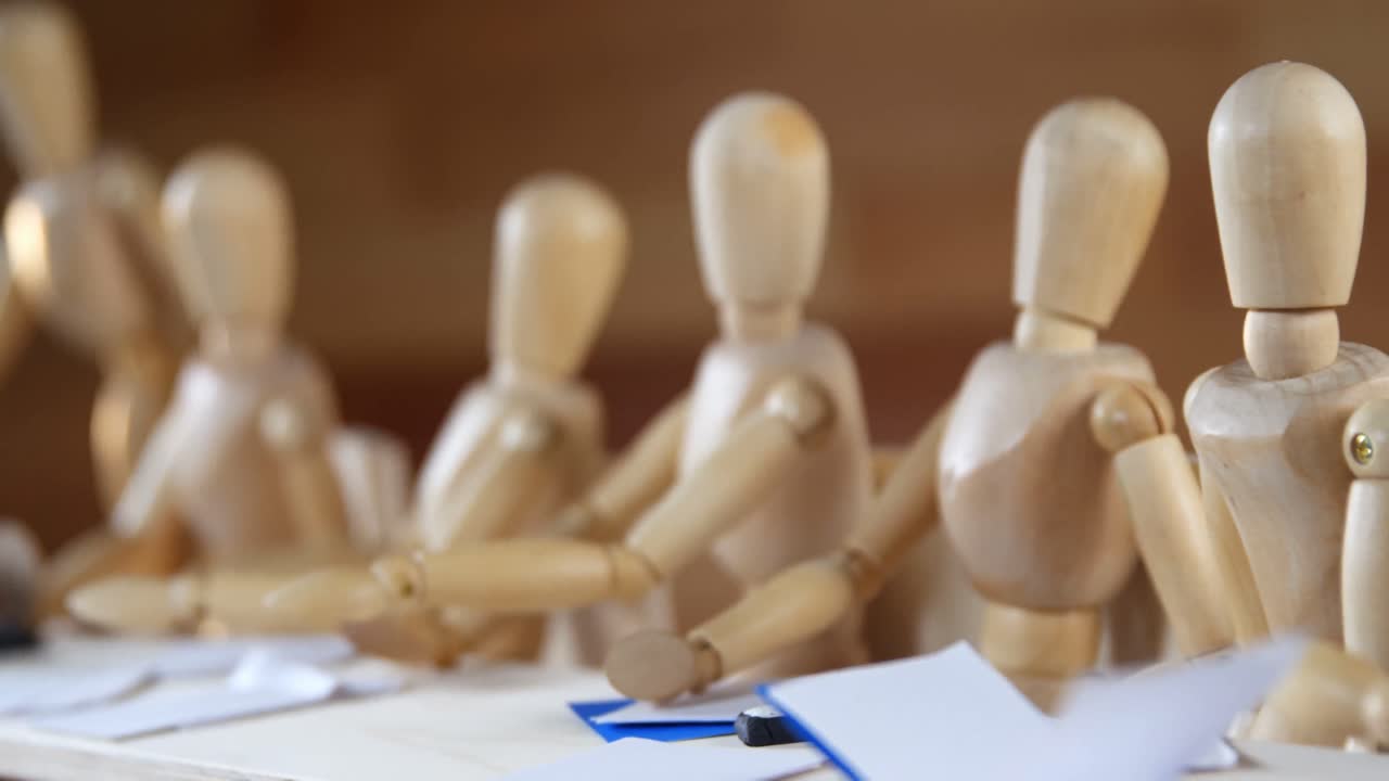figuras de madera que se reúnen en la sala de conferencias