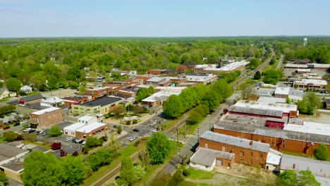 Drone-Orbita-Justo-Sobre-El-Centro-De-Mebane,-Carolina-Del-Norte