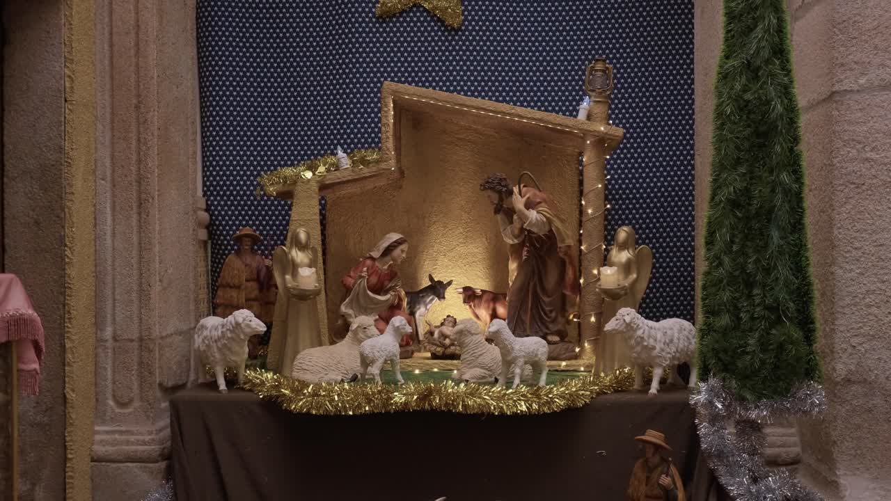 Représentation d’une crèche de Noël avec des figurines de l’enfant Jésus et des animaux à l’intérieur