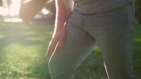el dueño llama a la mascota levantando el brazo en el parque.