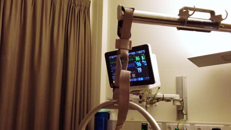 el monitor de cardiograma en la habitación del hospital muestra el ritmo cardíaco y la condición del paciente