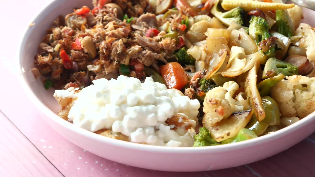 코티지 치즈 와 함께 채소 와 생선 을 은 접시