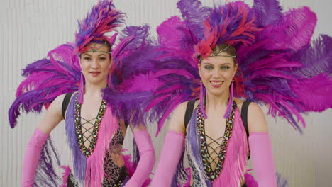 deux danseuses en robes roses et violettes faisant la danse de cabaret 1