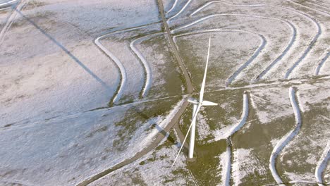 tomas aéreas de turbinas eólicas en una fría tarde de invierno en calhan, colorado