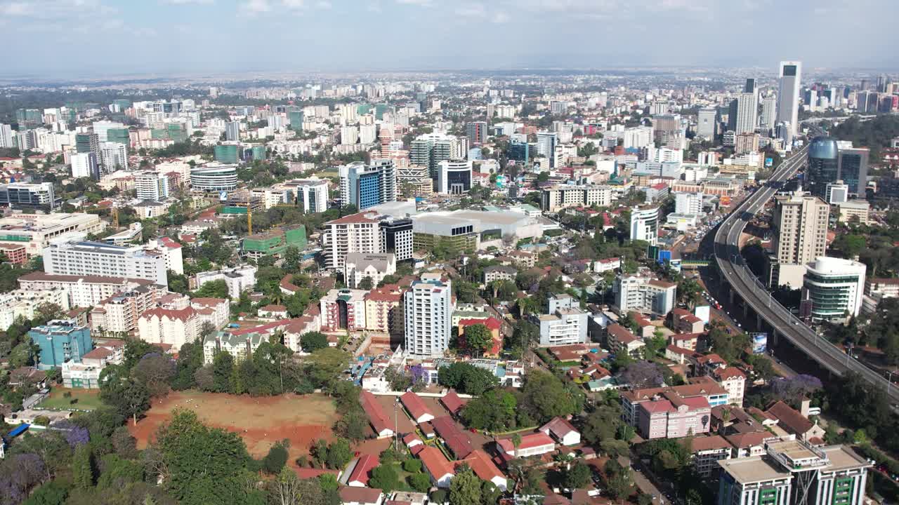 Splendido filmato aereo realizzato con drone della città di Nairobi, in Kenya, che mostra gli animati spazi urbani adibiti a uffici, le moderne aree residenziali, la Nairobi Expressway e la Waiyaki Way. Acquisito durante il giorno.