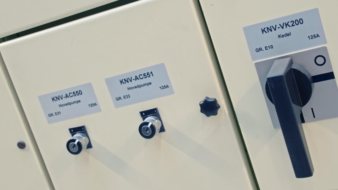 tablero de interruptores de red eléctrica moderno con palanca de interruptor grande