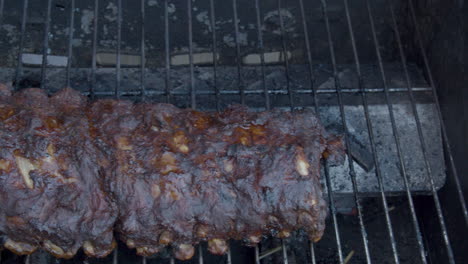 Hochwinkelpfanne-Mit-Köstlichen-Spareribs,-Die-Auf-Dem-Grill-Gegrillt-Werden---Nah