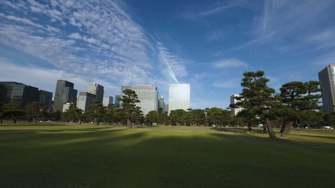 Chiyoda, cidade, Jardim Nacional Kokyo Gaien e edifícios em um dia ensolarado em Tóquio.