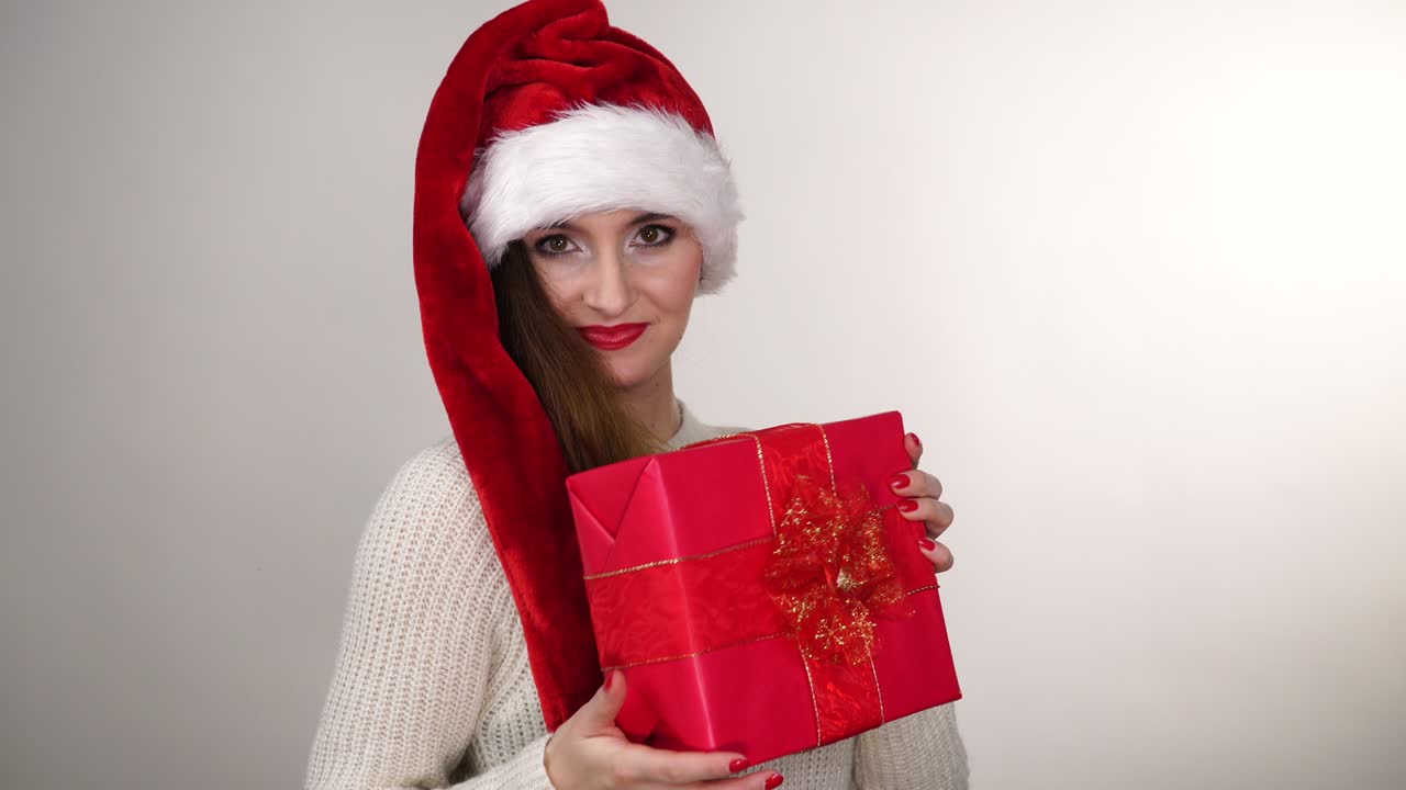 una mujer con una caja de regalos para navidad 4k.