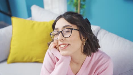 Mujer-Joven-Feliz-Soñando-Despierta.