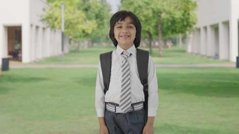 Feliz-Niño-De-Escuela-India-Sonriendo-A-La-Cámara