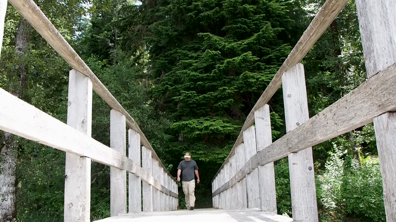 호수에 나무 도크에 숲에서 걷는 남자