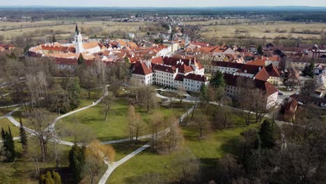un castillo cerca de una pequeña ciudad histórica de trebon