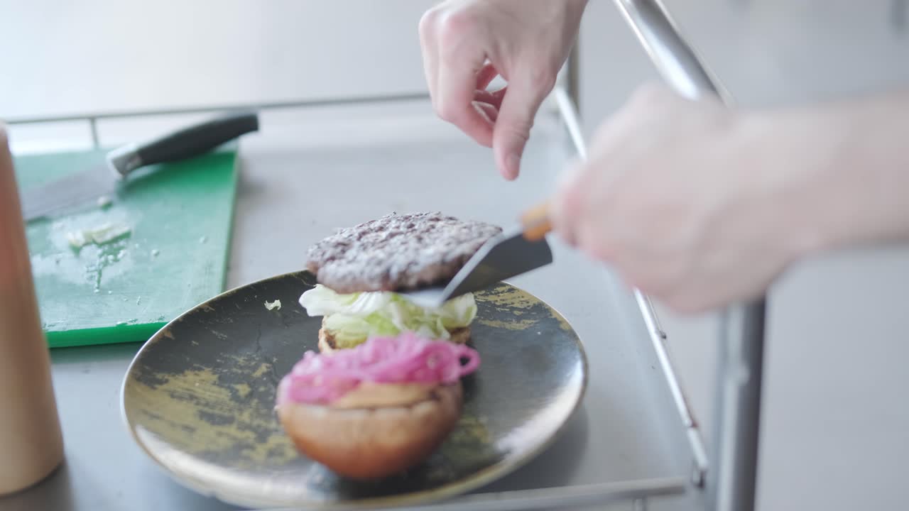 바베큐에서 햄버거 패티를 는 것