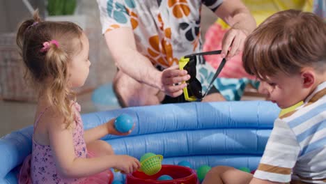 Vídeo-De-Niños-Divirtiéndose-En-La-Playa-En-Casa