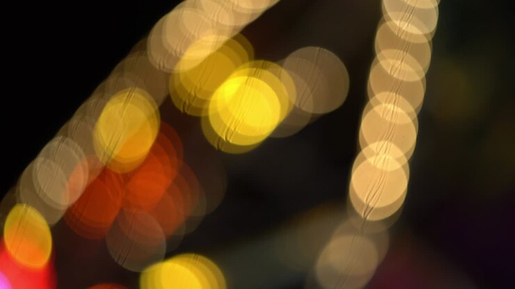 Albero di Natale con luci e bokeh luminoso