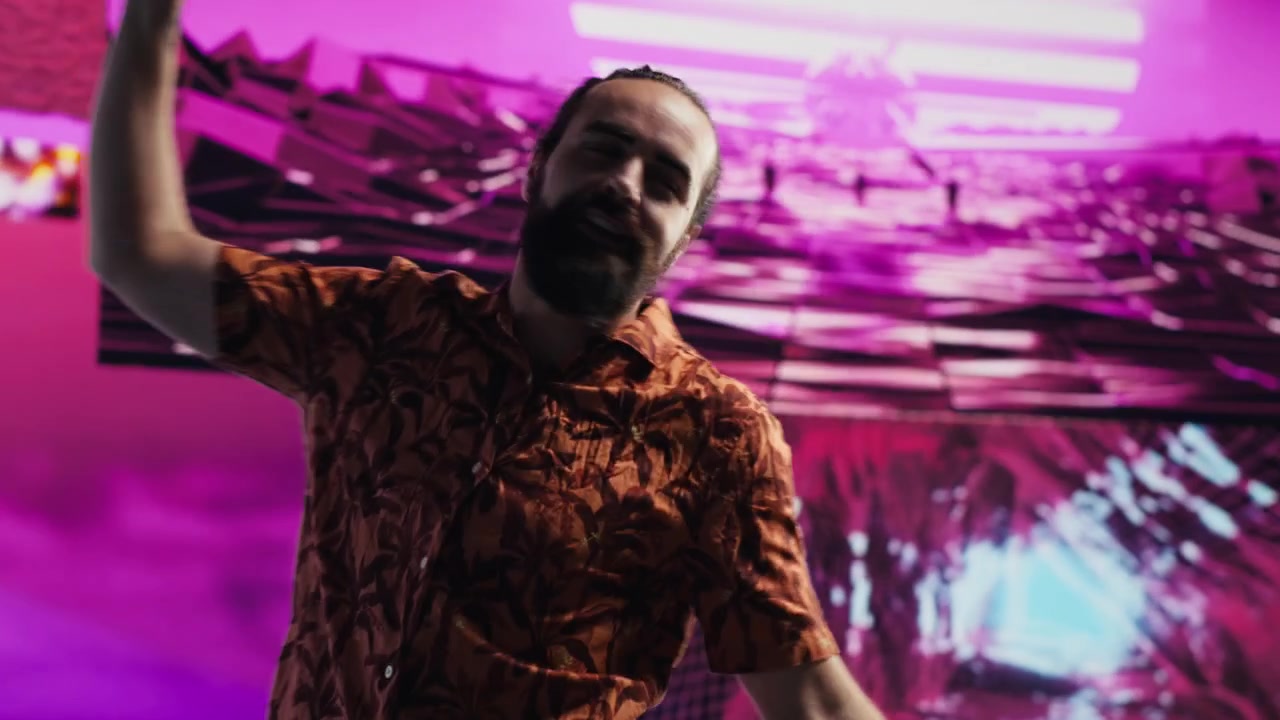 DJ-influerare dansar till elektroniska beats i en cyberpunkklubb