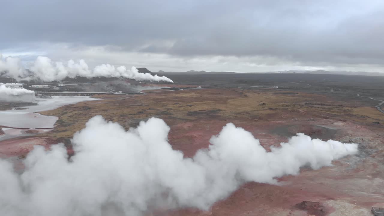 지열 배출구에서 나오는 증기 위로 솟아오르는 총탄