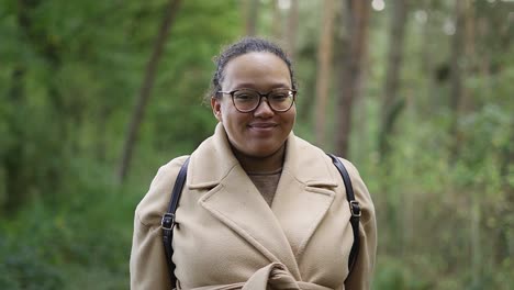 Retrato-De-Una-Mujer-Afroeuropea-Sonriendo-En-El-Bosque