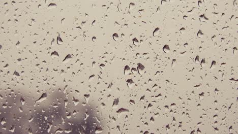 lluvia de verano en el cristal