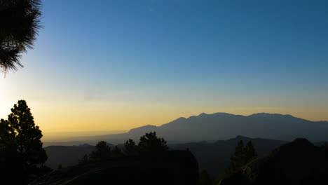 Wide-Shot-of-an-early-morning-sunrise-at-Larb-Hollow-Overlook-near-Torrey,-Utah