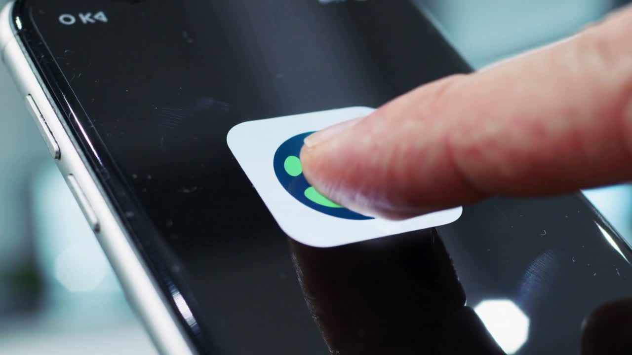 Dito indice destro che preme a lungo l'icona dell'app del telefono sul bancone, mostrando il contorno e aprendo il menu.