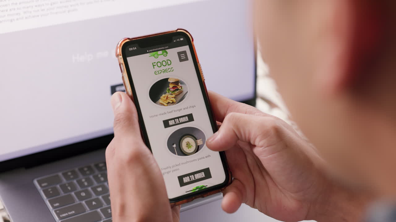 집에 음식 앱을 가진 사람, 손 또는 전화