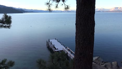pan del lago tahoe y muelle nevado en invierno en las montañas de sierra nevada