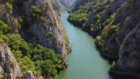 Imágenes-De-Drones-Aéreos-Del-Cañón-Matka-Del-Norte-De-Macedonia-4.mp4