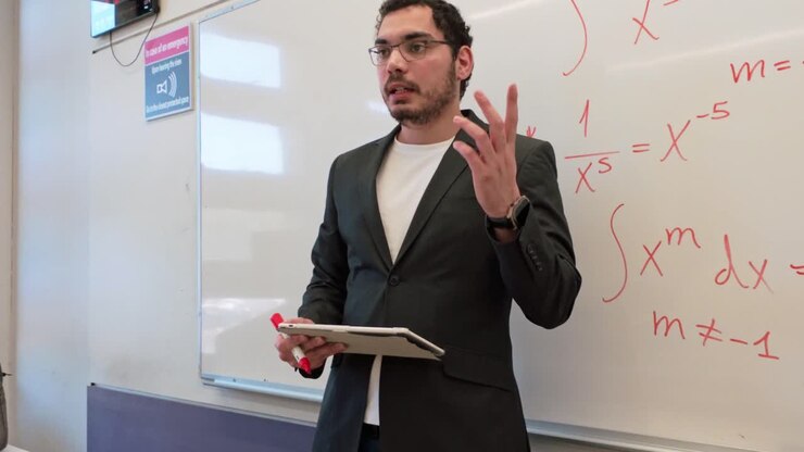 Consulente che spiega i dati con formule.