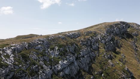 Menschen-Wandern-Auf-Dem-Gipfel-Eines-Großen-Berges