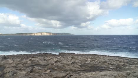 Panoramablick-Auf-Das-Mittelmeer-Mit-Steinstrand-Der-Korallenlagune