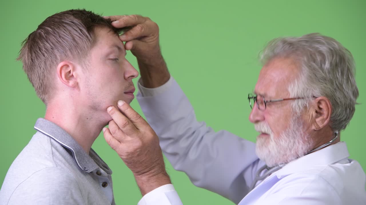 노인 수염 남자 의사 상담 남자 환자 초록색 배경