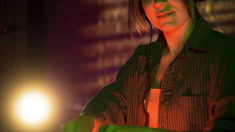 mujer pinchando en la discoteca