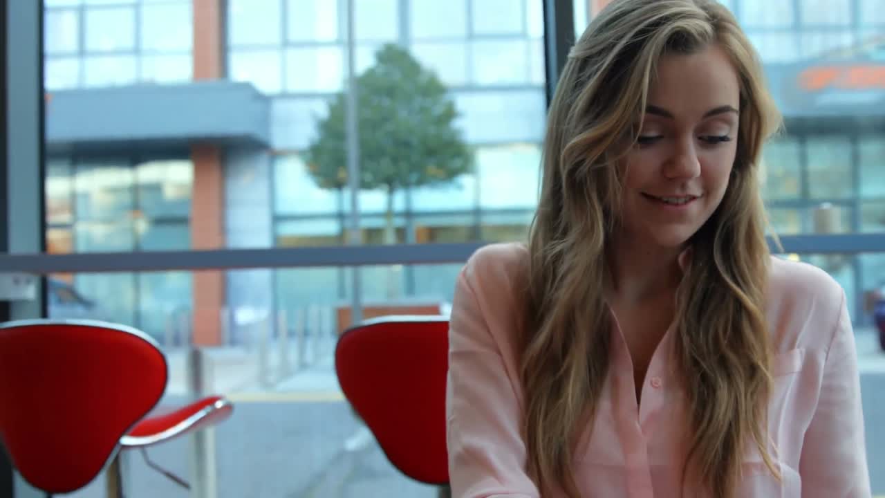 Bella bionda con un caffè