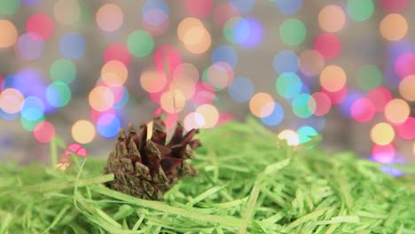 cono de pino de navidad en oropel verde, fondo de año nuevo.