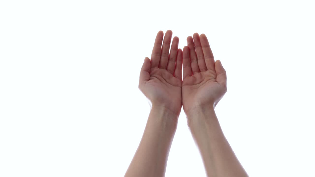 mujer mostrando algún signo con la mano