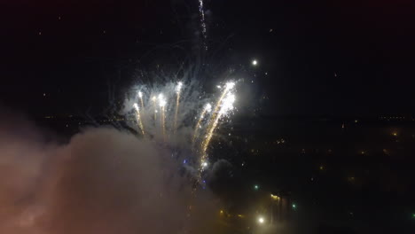 un gran saludo por encima de una ciudad