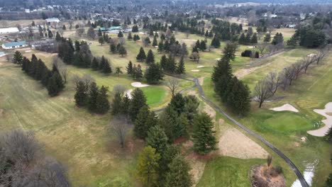 Amerikanischer-Golfplatz-Mit-Tannen-In-Landschaftlich-Reizvoller-Umgebung